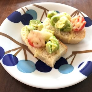 フランスパンで♡アボカドとトマトのチーズトースト